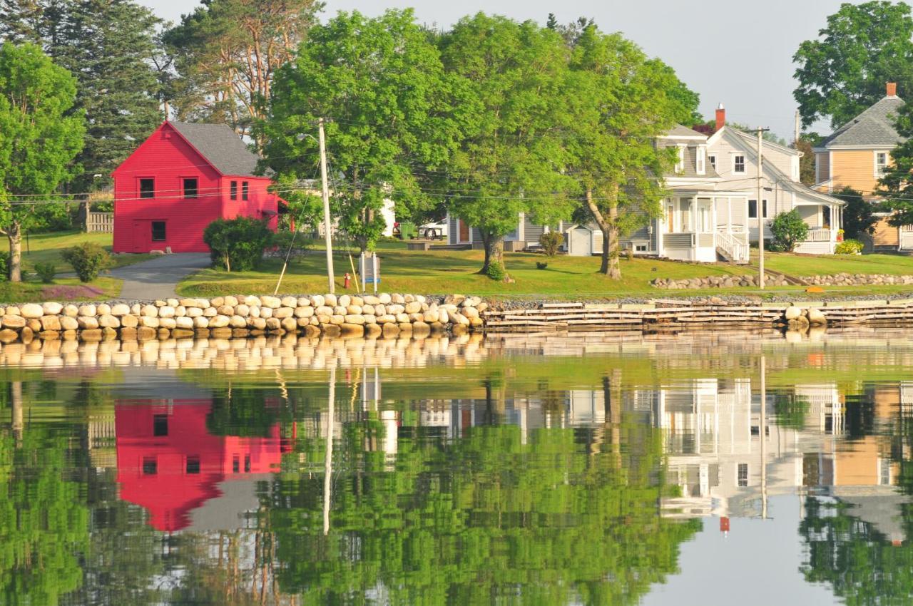 Smugglers Cove Inn Lunenburg Extérieur photo