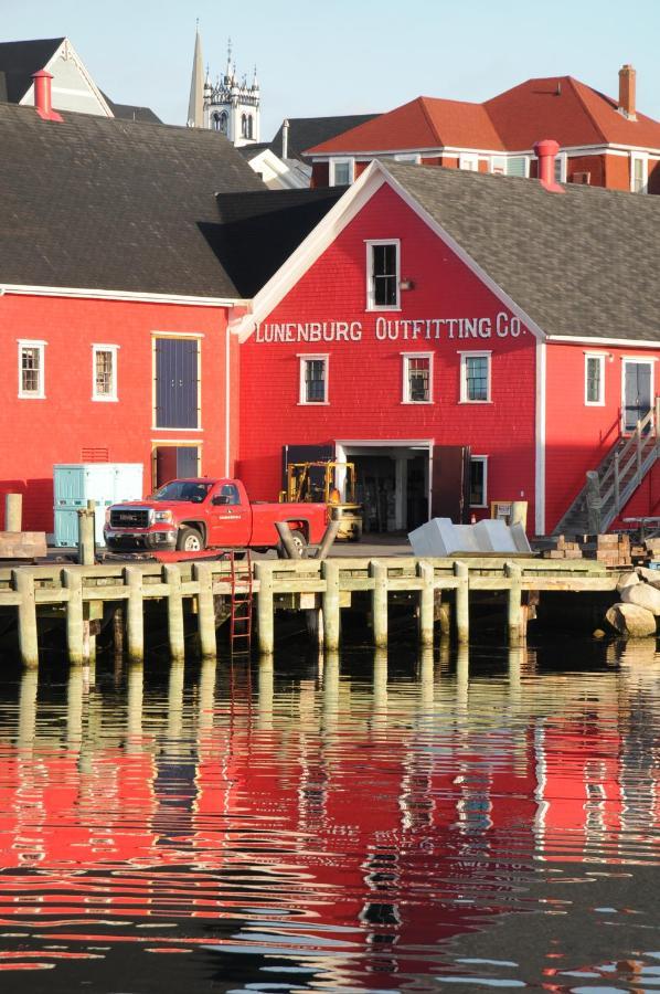 Smugglers Cove Inn Lunenburg Extérieur photo